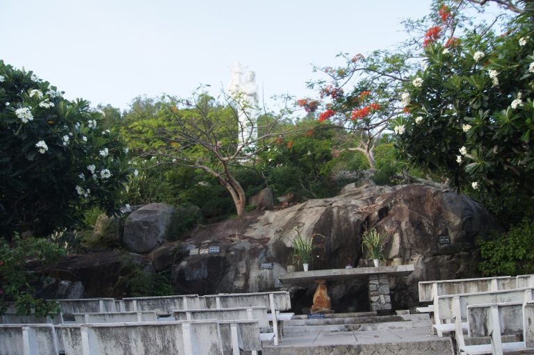 Bàn thờ lộ thiên dưới tượng Đức Mẹ Bãi Dâu ở Vũng Tàu. Ảnh: Hoangvantoanajc / Wikimedia Commons, CC BY-SA 3.0.