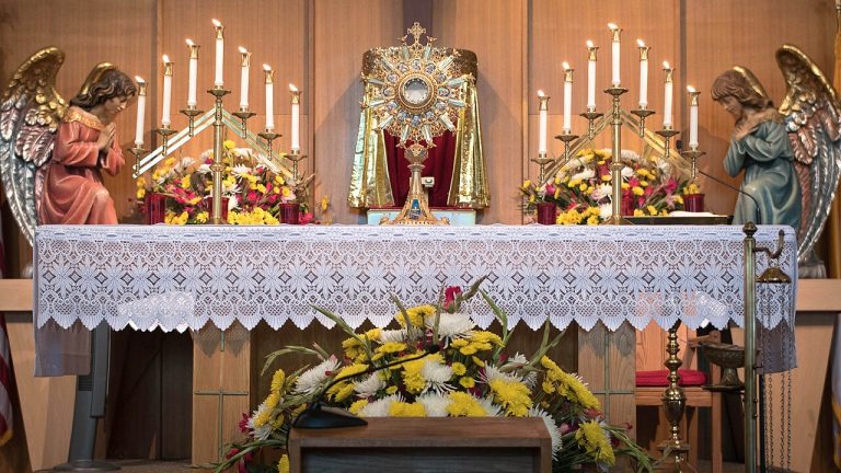 Bàn thờ và Mình Thánh Chúa tại Nhà thờ Đức Mẹ Hòa Bình ở Santa Clara, California