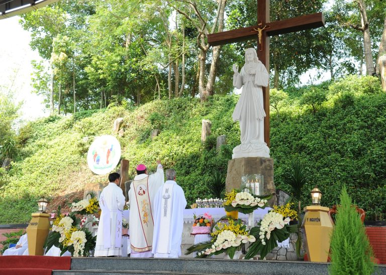 Đồi Thánh Tâm Xã Đoài, tượng Lòng Chúa Thương Xót và Thánh lễ năm 2024
