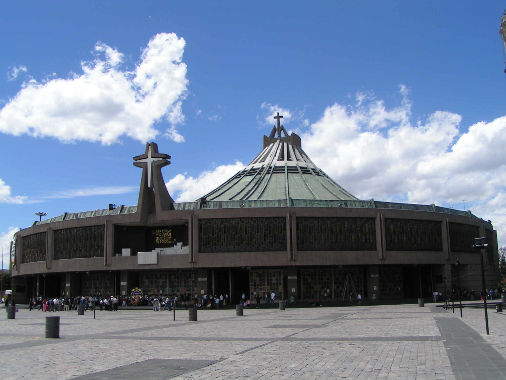 Mặt tiền Vương cung thánh đường Đức Mẹ Guadalupe tại Tepeyac, Mexico City – ảnh Jan Zatko, 2005