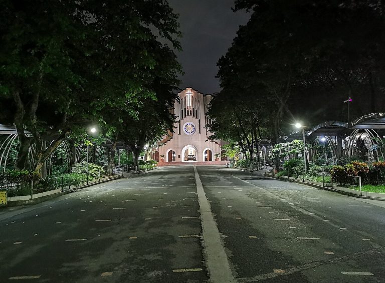 Đền thánh Đức Mẹ Hằng Cứu Giúp Baclaran ở Metro Manila về đêm