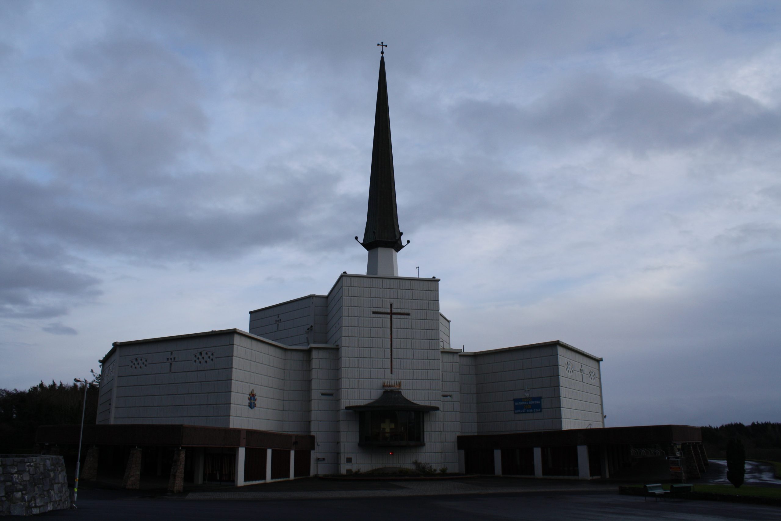 Mặt tiền Đền thánh Đức Mẹ Knock, Ireland. Ảnh Geyo John, CC BY-SA 3.0.