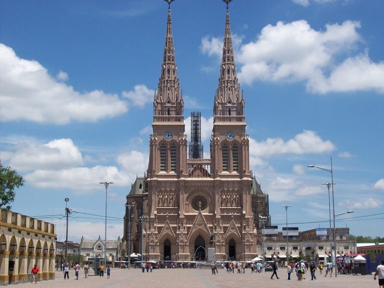 Mặt tiền Vương cung thánh đường Đức Mẹ Luján tại Argentina