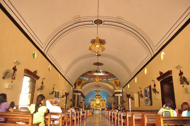 Nội thất vương cung thánh đường Đức Mẹ Manaoag, Philippines