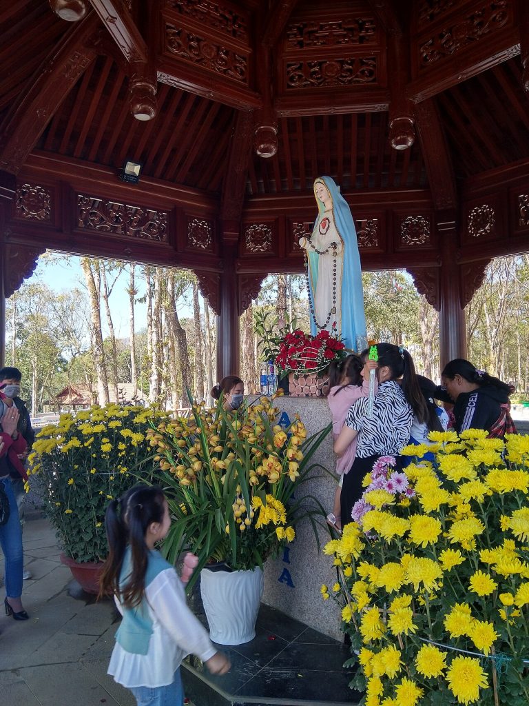 Tượng Đức Mẹ tại trung tâm hành hương Măng Đen, Kon Tum