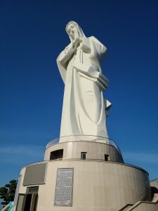 Tượng Đức Mẹ tại Trung tâm hành hương Núi Cúi, Đồng Nai, góc nhìn thứ ba