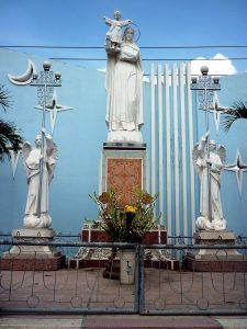 Tượng Đức Mẹ và hai thiên thần tại Nhà thờ Bùi Thượng, Biên Hòa, Đồng Nai