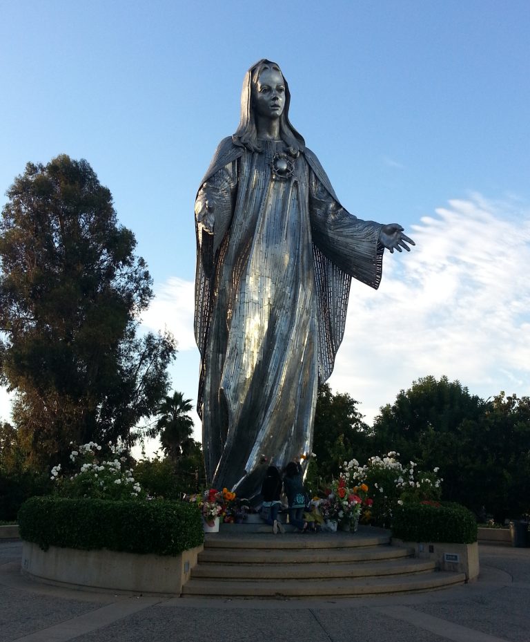 Tượng Đức Mẹ Hòa Bình tại thánh địa Our Lady of Peace, Santa Clara, California